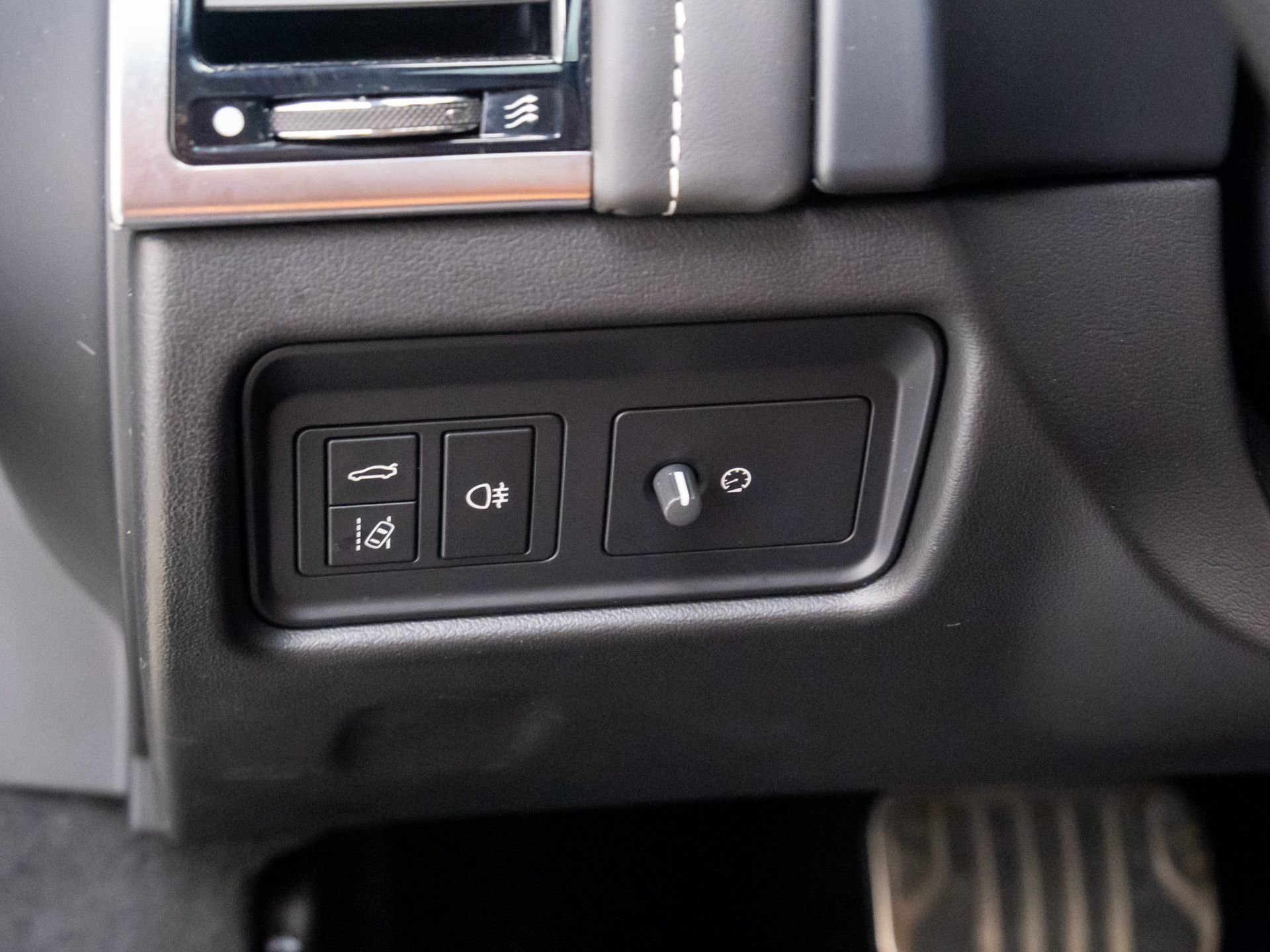 Used 2023 Jaguar F-TYPE R image 18