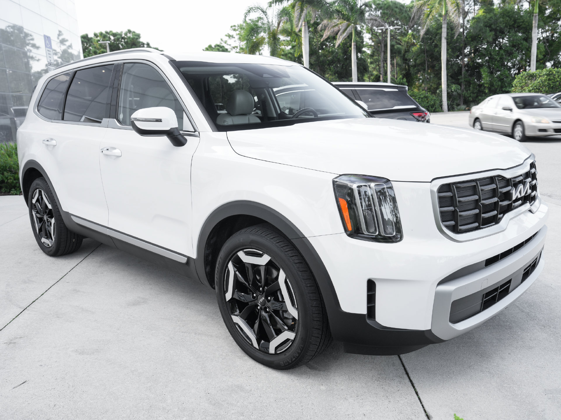 Used 2025 Kia Telluride S FWD image 22