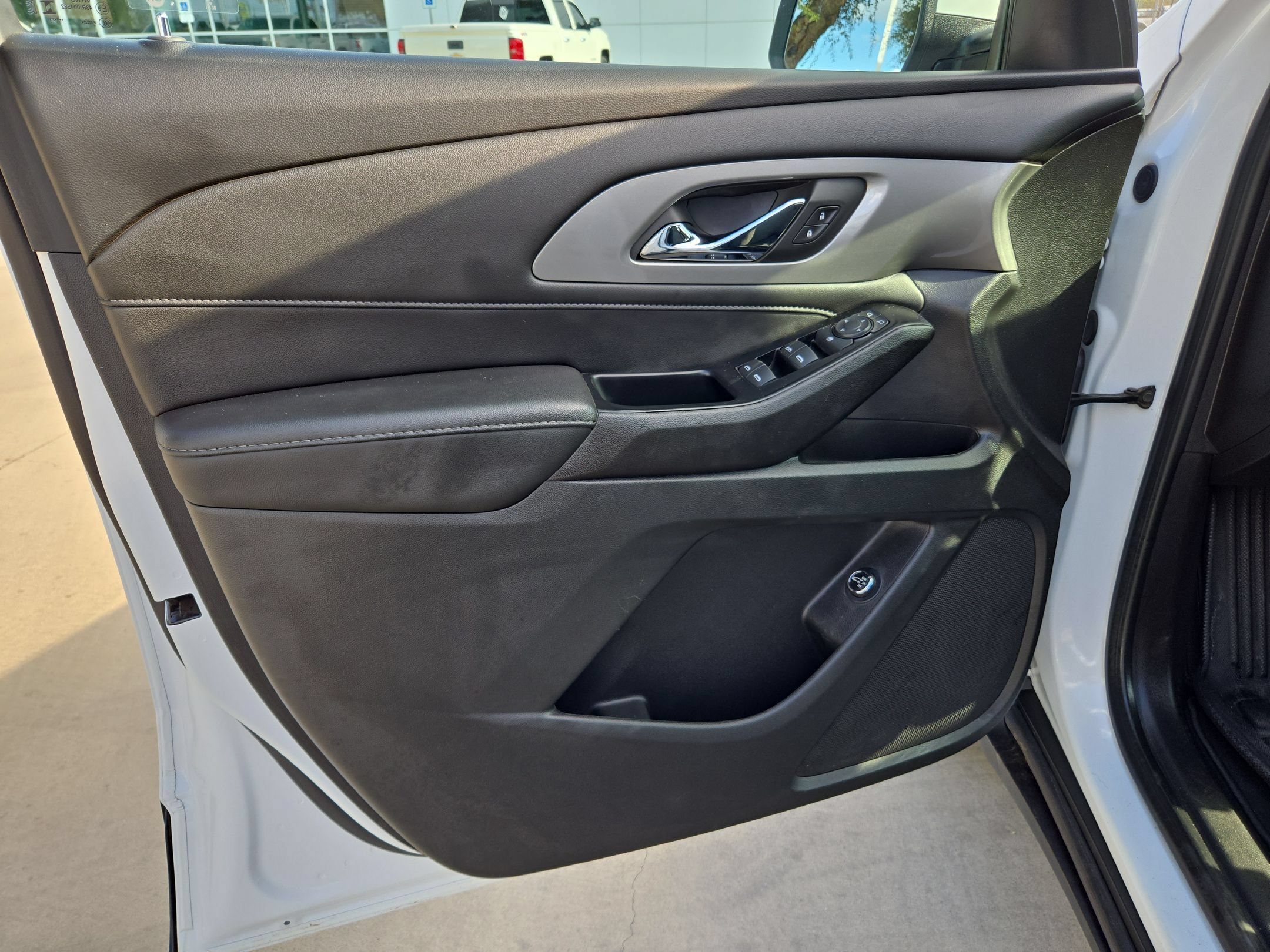 Certified 2023 Chevrolet Traverse LT FWD image 11
