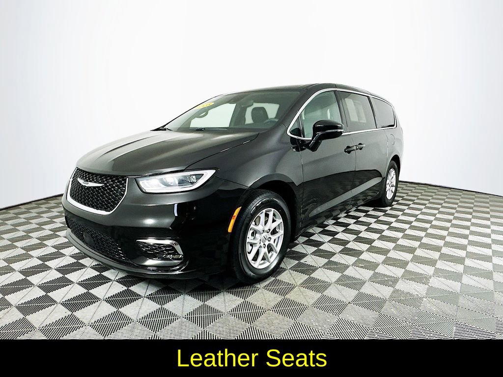 Used 2025 Chrysler Pacifica Select image 5