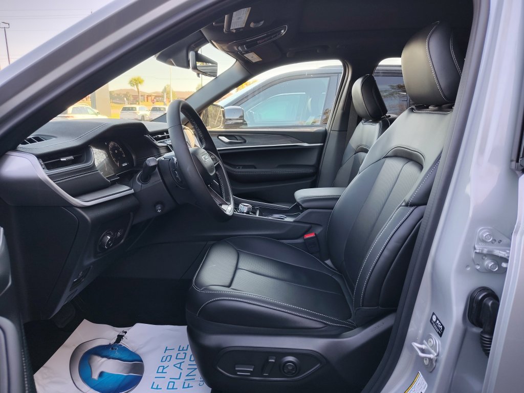 New 2025 Jeep Grand Cherokee Limited w/ Luxury Tech Group II RWD image 14