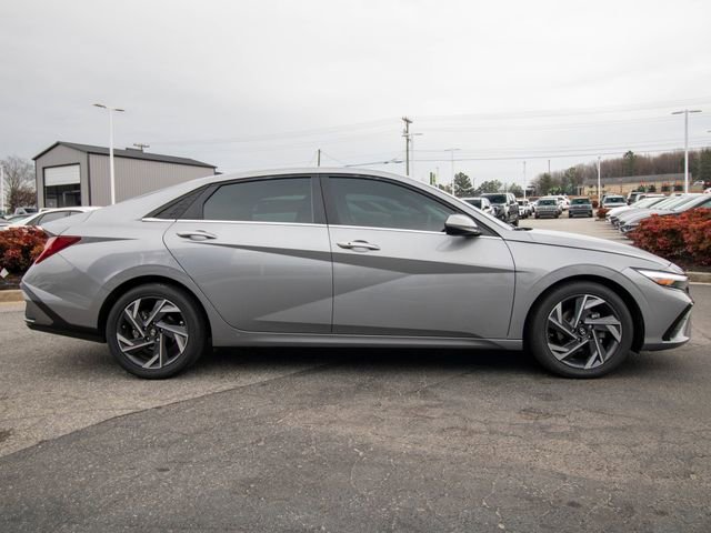 Used 2025 Hyundai Elantra SEL image 12