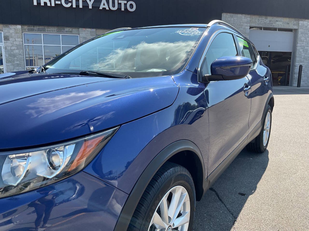 Used 2019 Nissan Rogue Sport SV FWD image 2