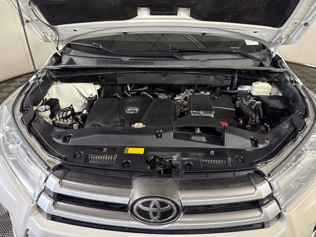 Used 2017 Toyota Highlander XLE AWD/4WD image 3