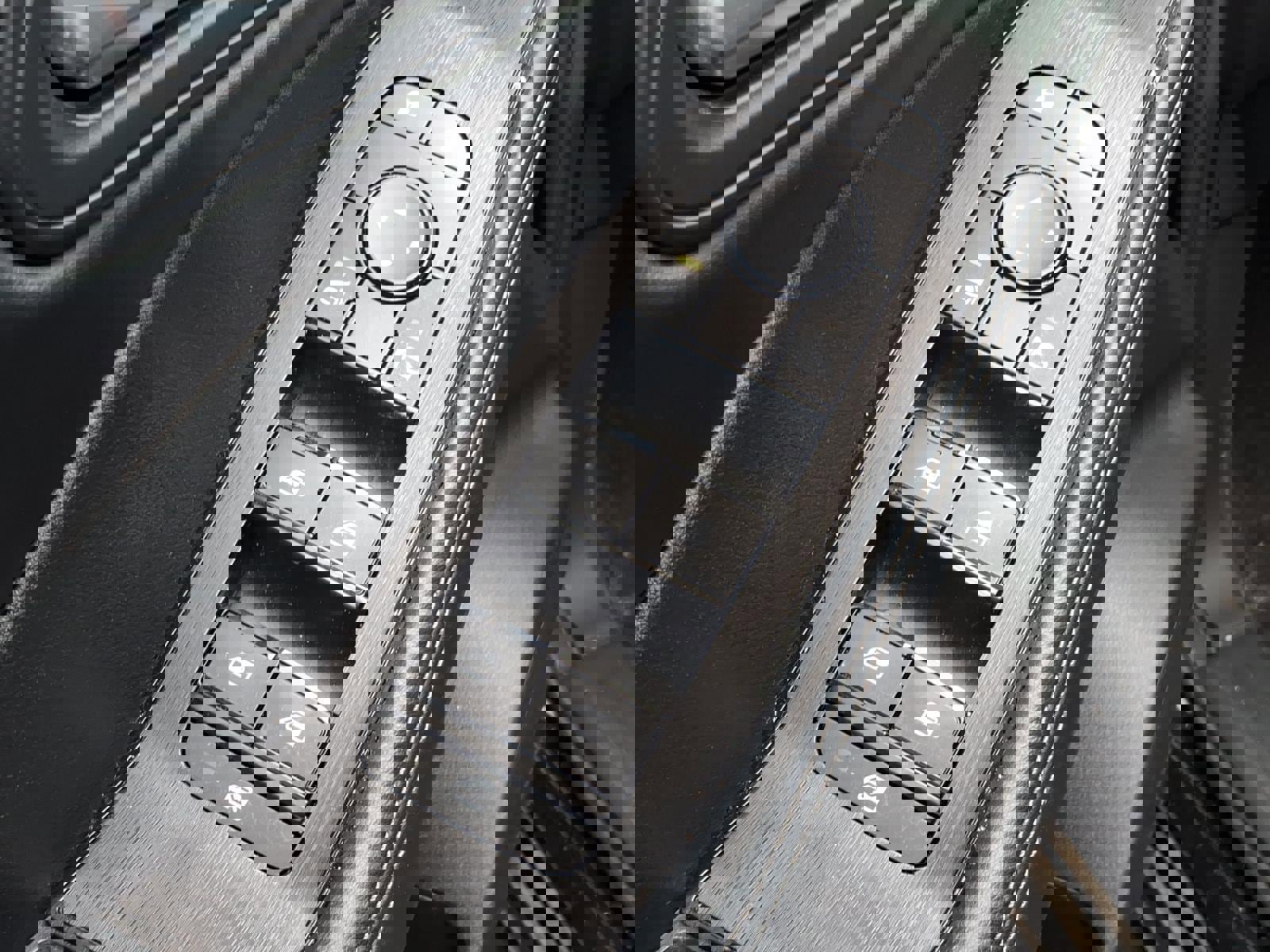 Used 2023 Nissan Rogue SV w/ SV Premium B Package image 9