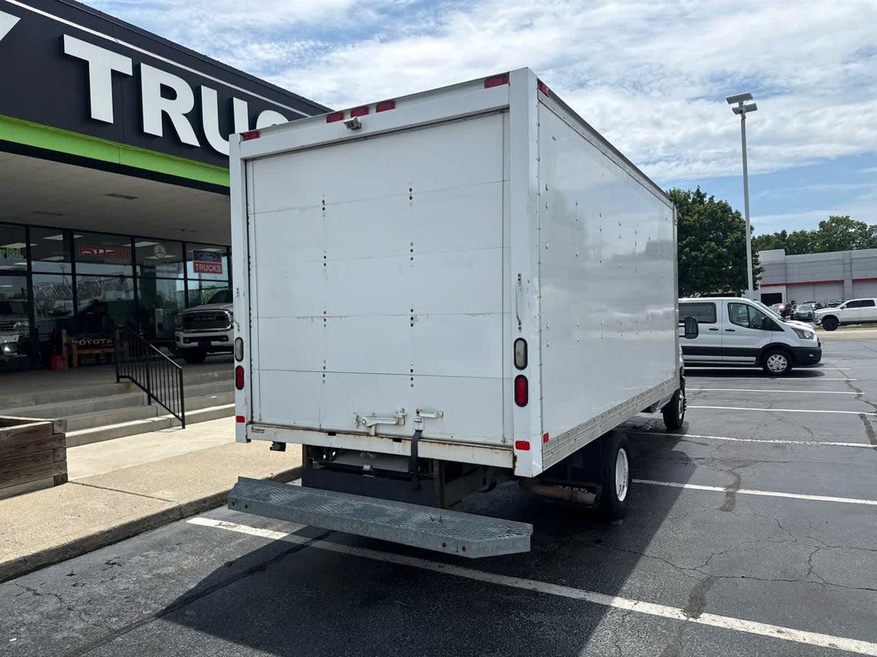 Used 2016 Ford E-450 and Econoline 450 Super Duty w/ Exterior Upgrade Package RWD image 9