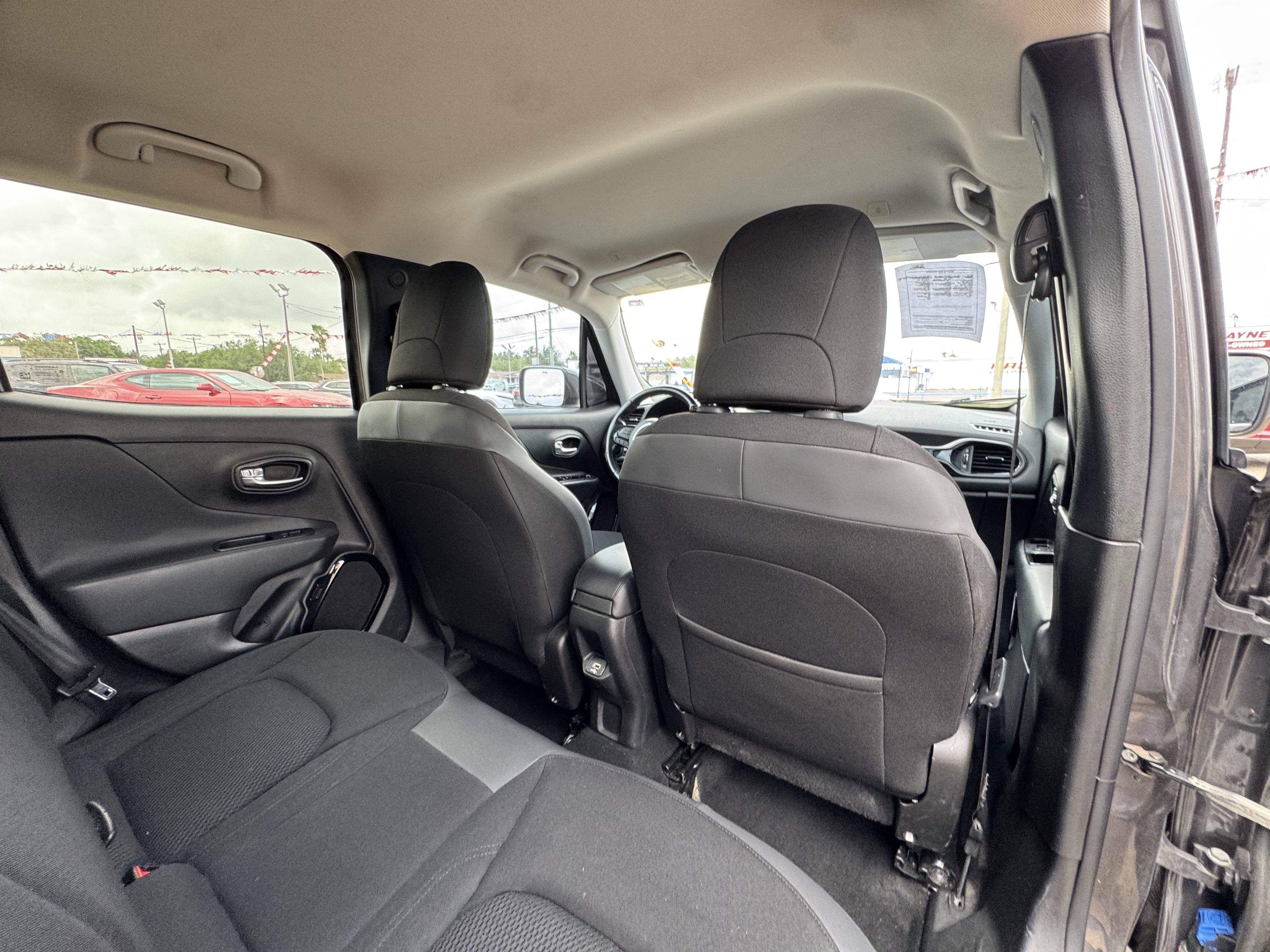 Used 2018 Jeep Renegade Altitude FWD image 16