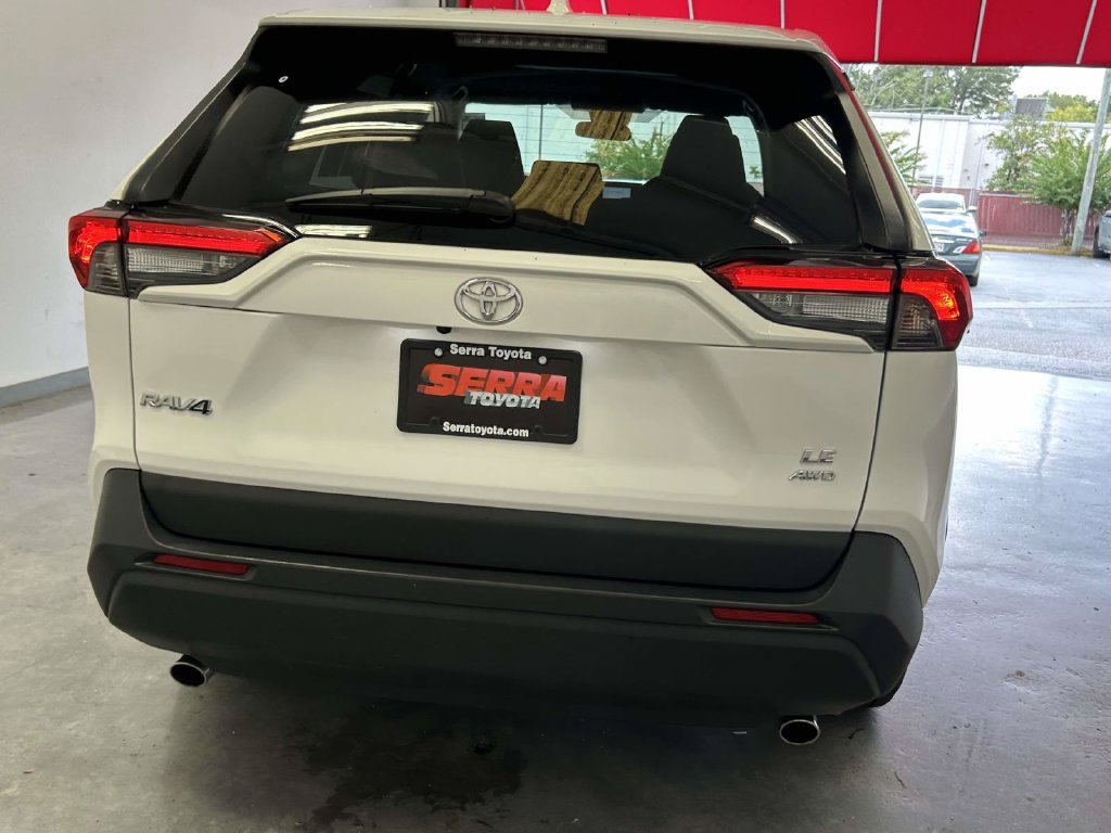 Used 2024 Toyota RAV4 LE AWD/4WD image 4