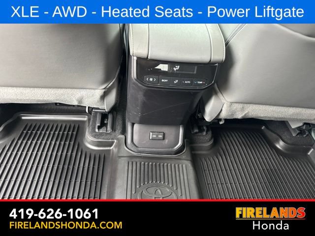 Used 2024 Toyota Highlander XLE AWD/4WD image 32