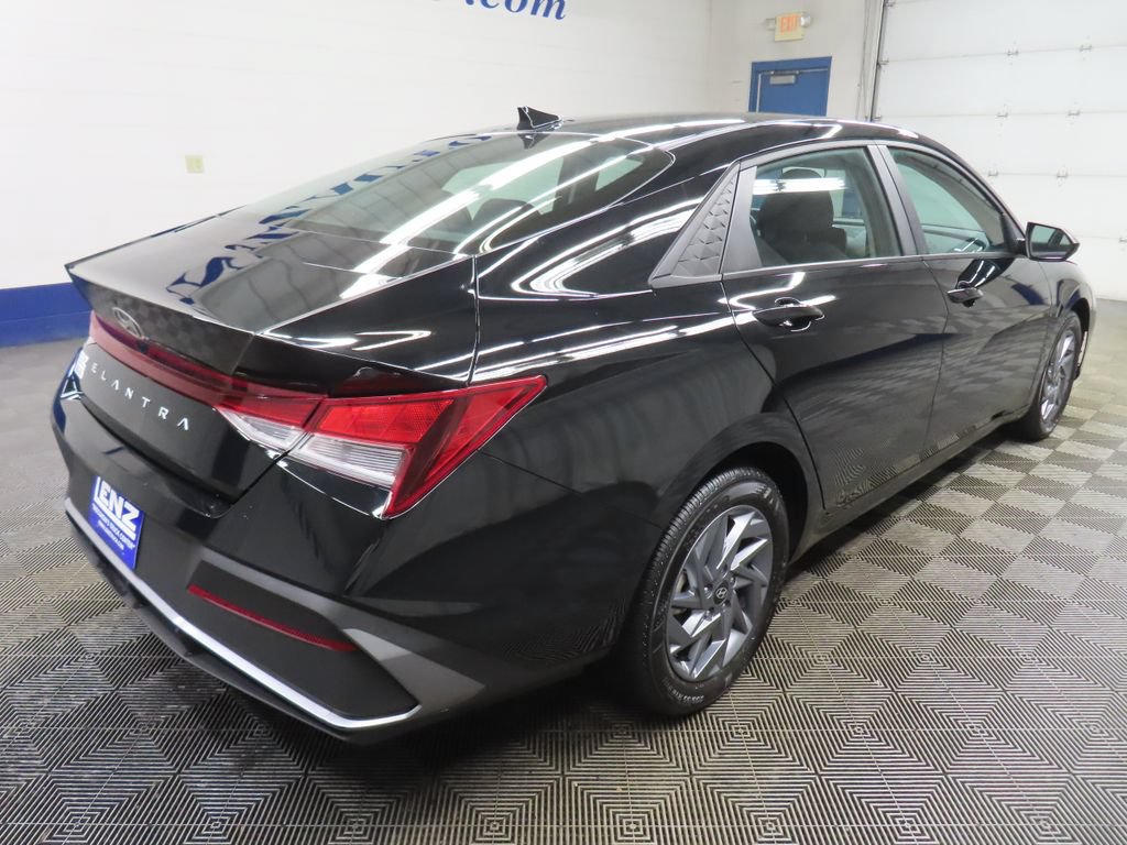 Used 2024 Hyundai Elantra SEL FWD image 5