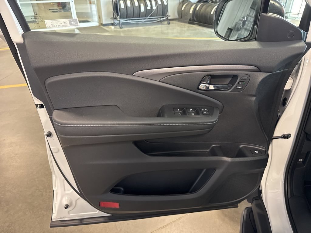 Certified 2025 Honda Ridgeline RTL image 21