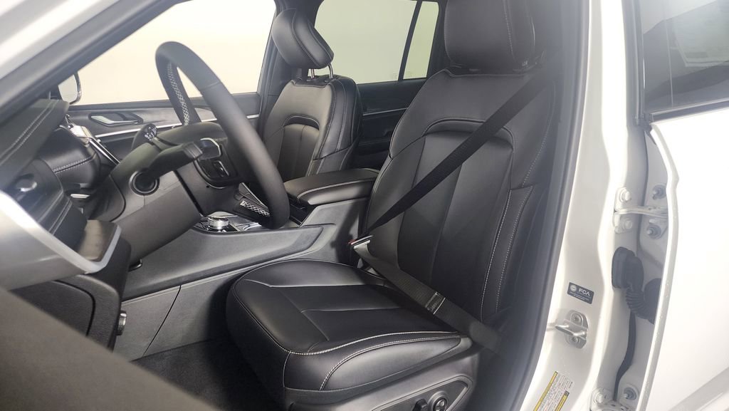 New 2025 Jeep Grand Cherokee Limited image 15