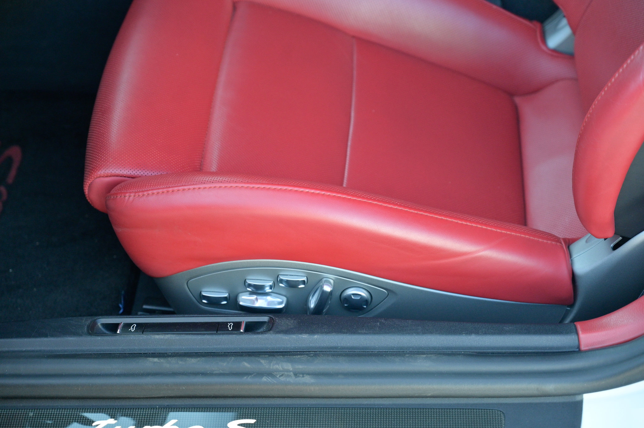 Used 2015 Porsche 911 Turbo S image 21