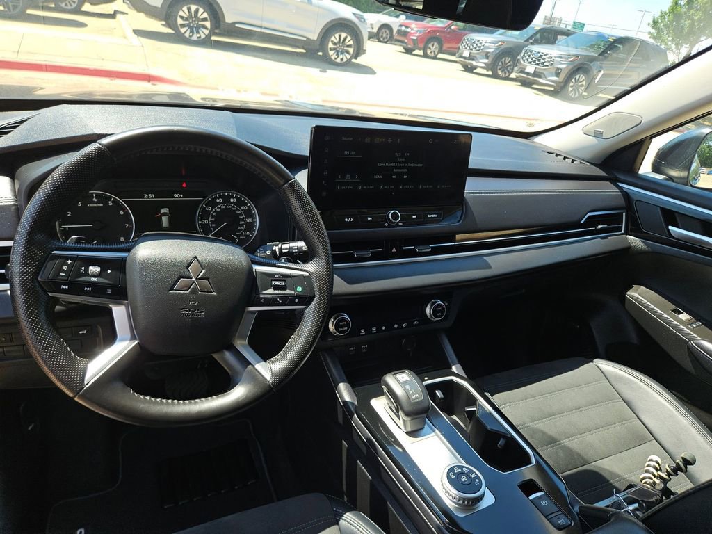 Used 2025 Mitsubishi Outlander SE FWD image 16