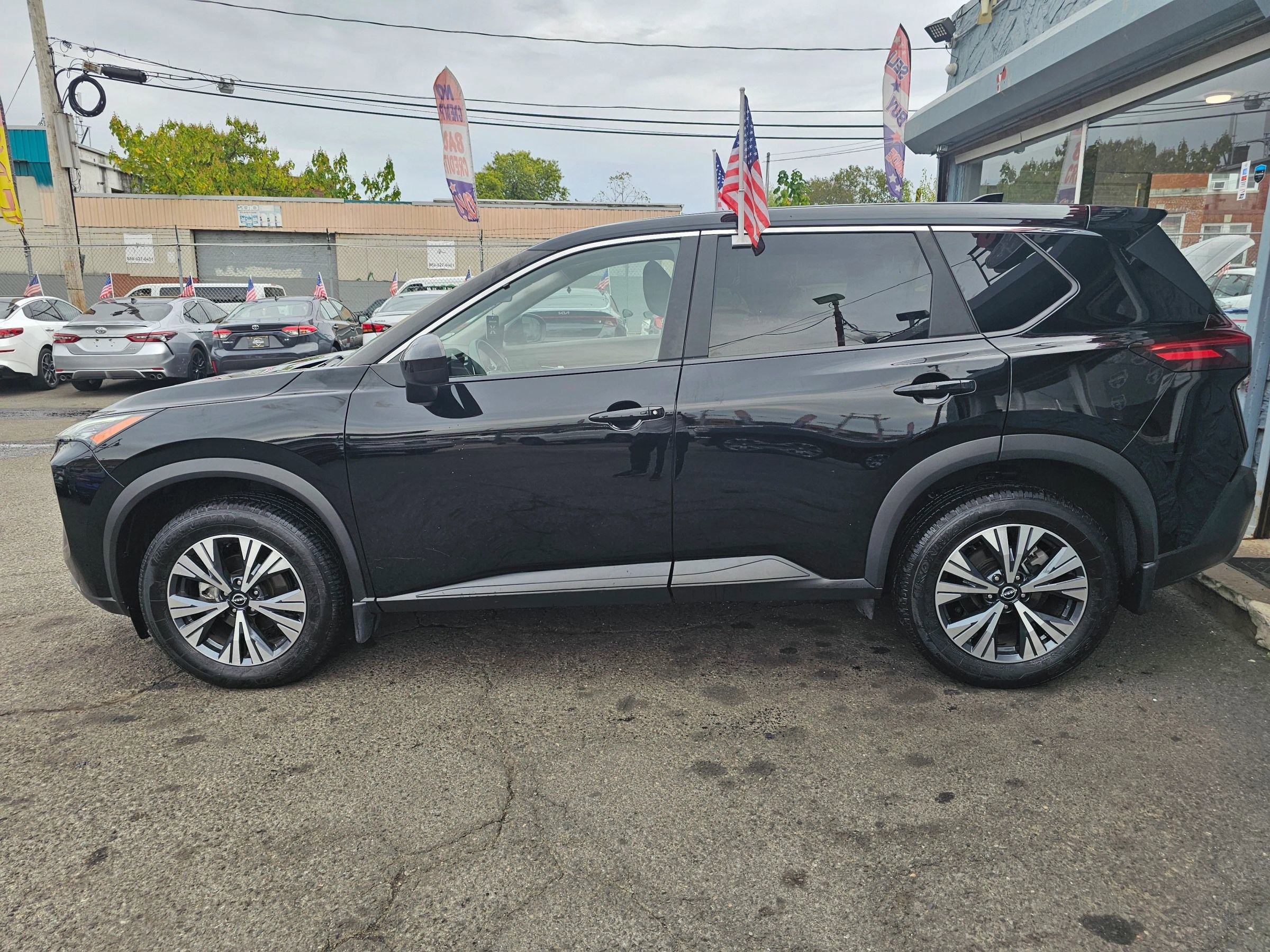 Used 2023 Nissan Rogue SV image 2