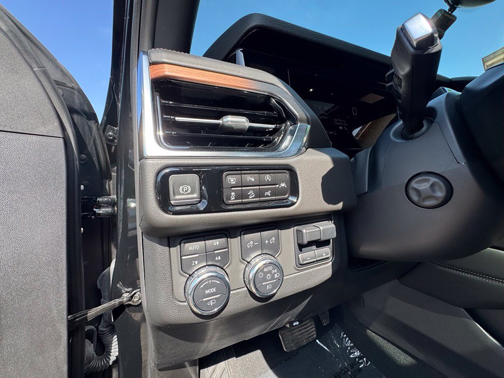 Used 2025 GMC Yukon Denali w/ Denali Reserve Package AWD/4WD image 17