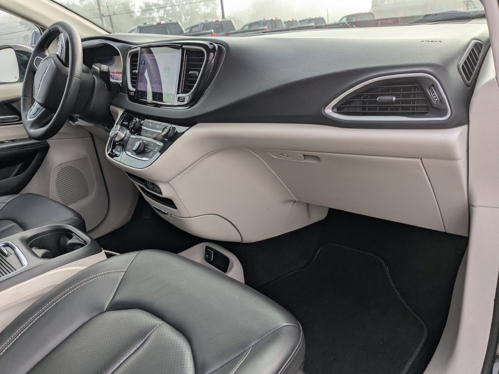 Used 2024 Chrysler Pacifica Touring-L FWD image 15