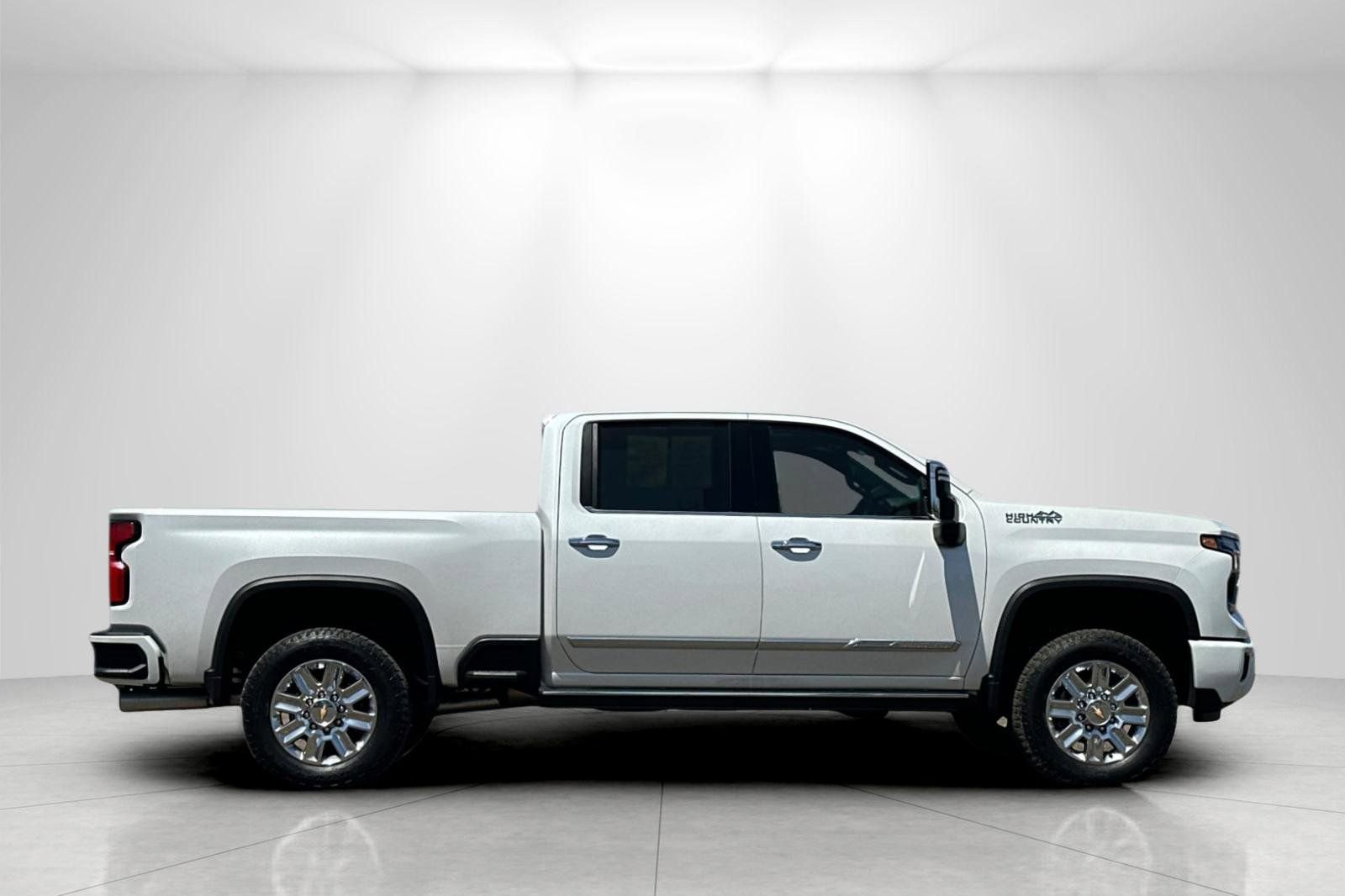 Used 2024 Chevrolet Silverado 2500 High Country w/ Technology Package AWD/4WD image 2