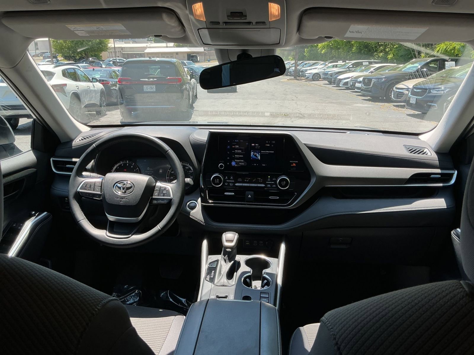 Used 2025 Toyota Highlander LE FWD image 31