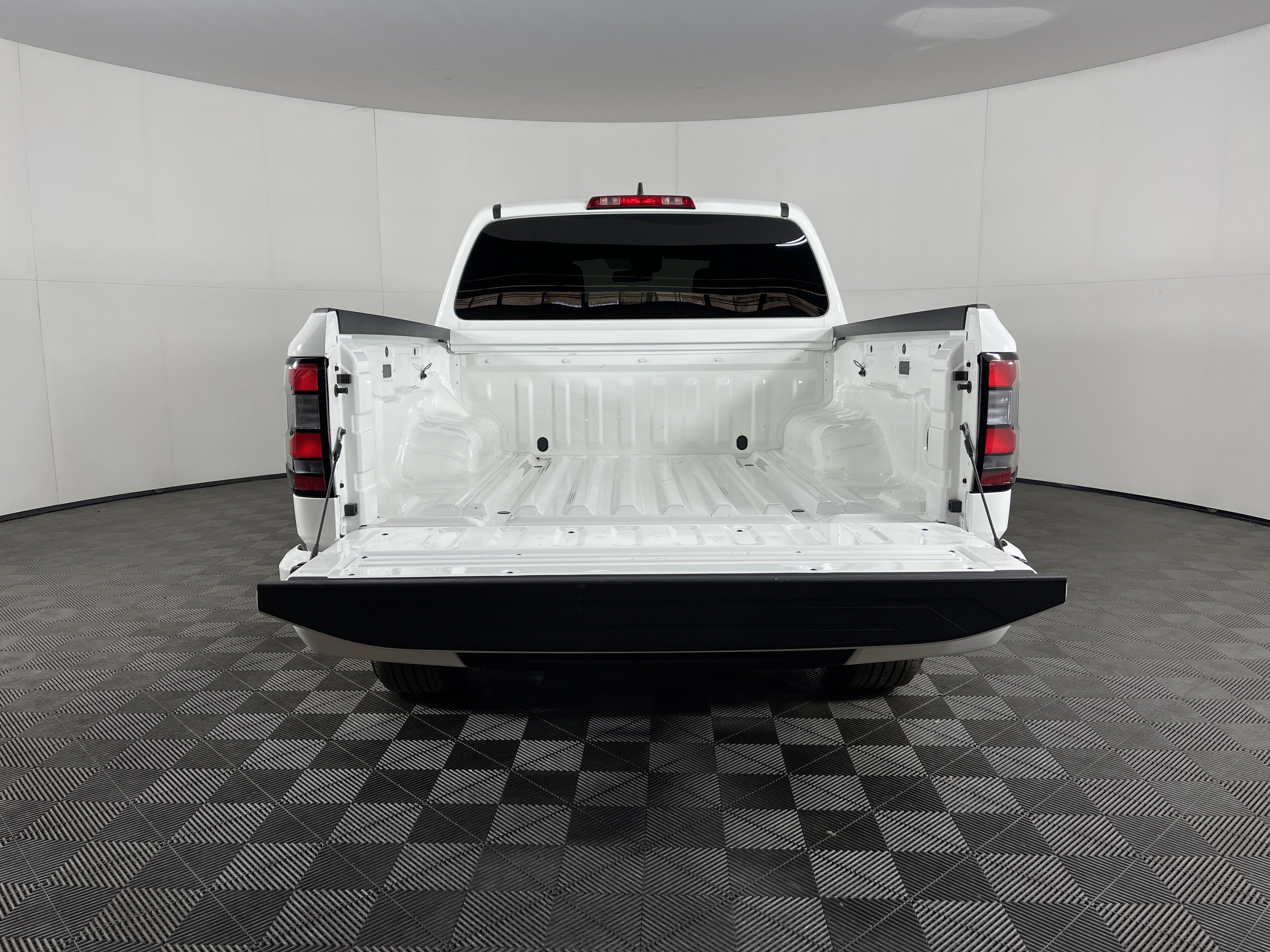 Used 2025 Nissan Frontier SV image 7