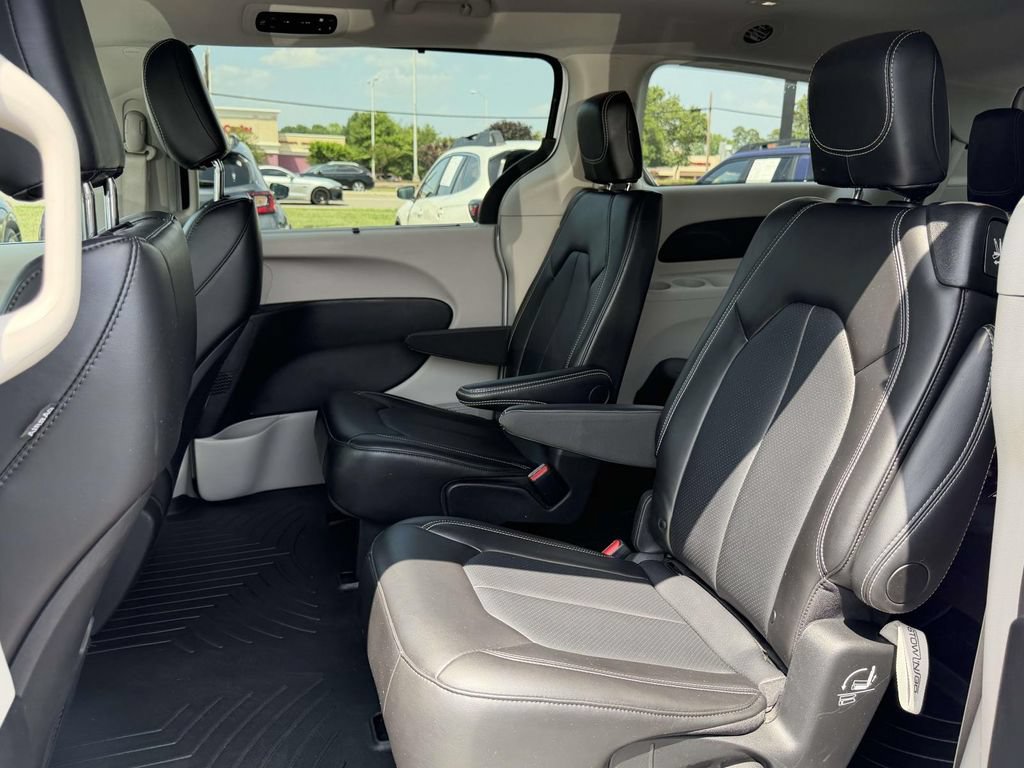 Used 2024 Chrysler Pacifica Touring-L FWD image 15