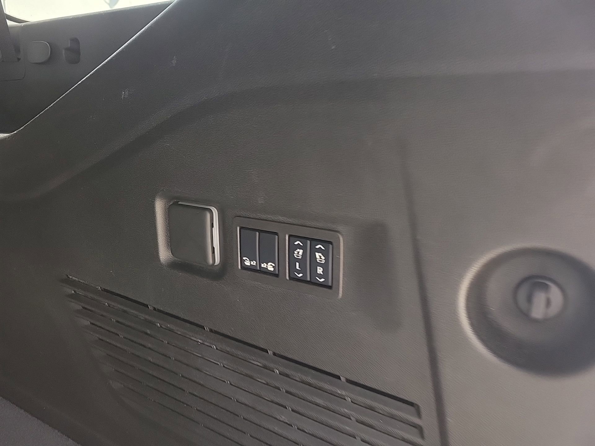 Used 2025 GMC Yukon XL Denali image 16