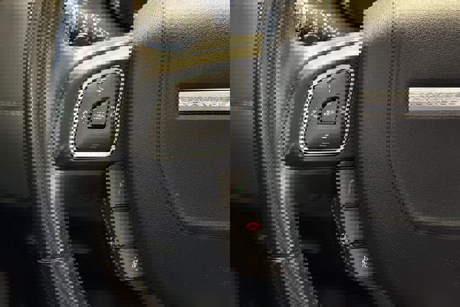 Used 2018 Land Rover Range Rover Evoque SE image 25