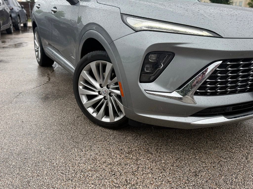 Used 2025 Buick Envision Avenir AWD/4WD image 2