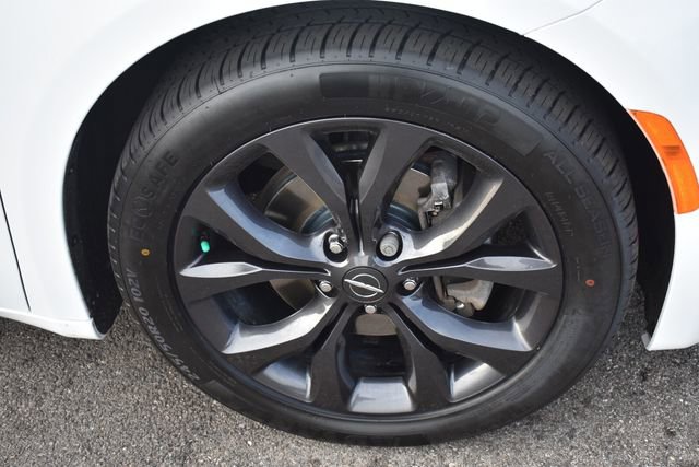Used 2019 Chrysler Pacifica Touring Plus w/ S Appearance Package FWD image 11