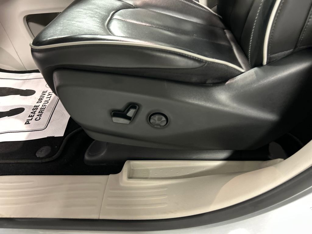 Used 2024 Chrysler Pacifica Limited FWD image 13