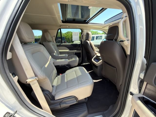Used 2024 Lincoln Navigator Premiere AWD/4WD image 16
