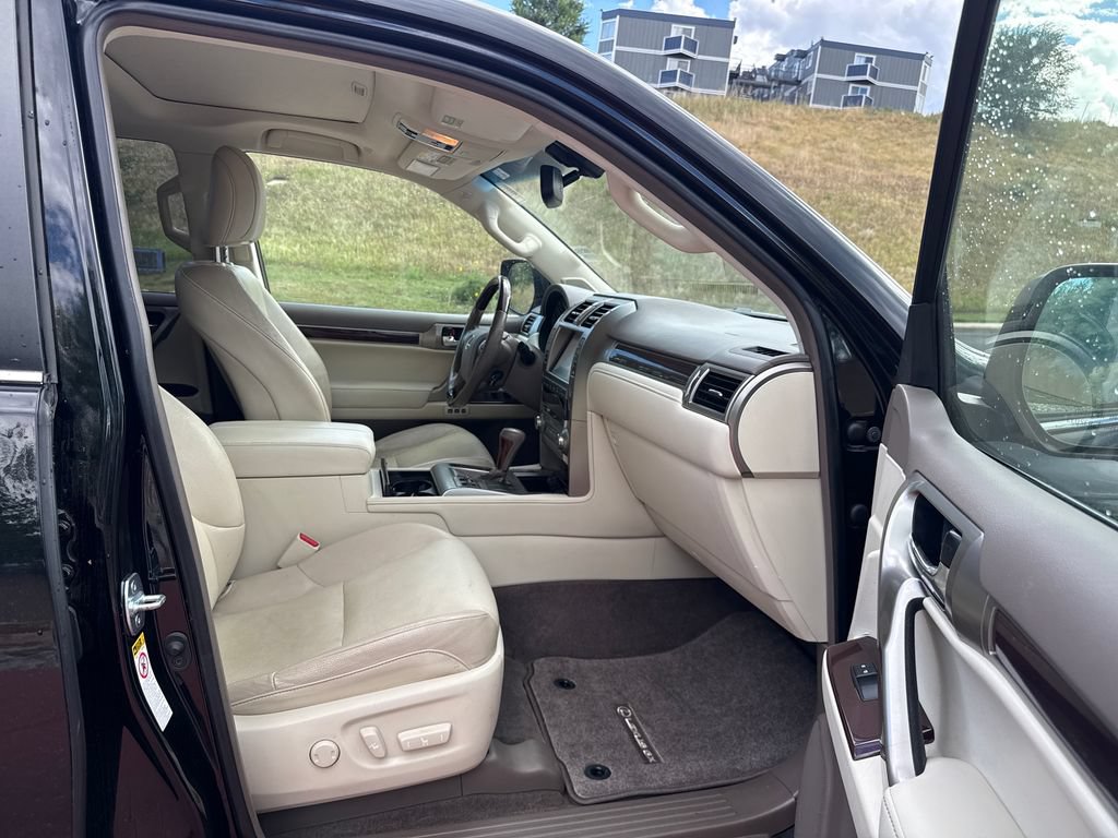 Used 2019 Lexus GX 460 Premium w/ Premium Package AWD/4WD image 32