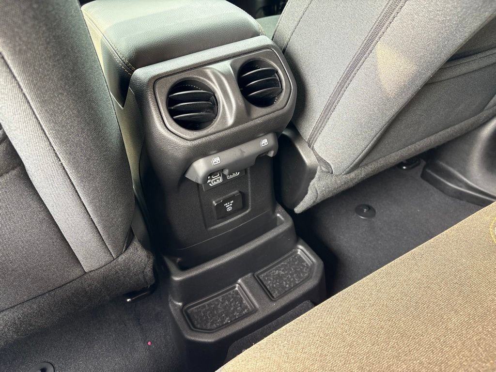 Used 2025 Jeep Wrangler Unlimited Sahara AWD/4WD image 19