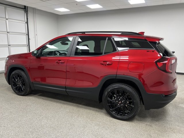 Used 2024 GMC Terrain SLE w/ Driver Convenience Package image 7