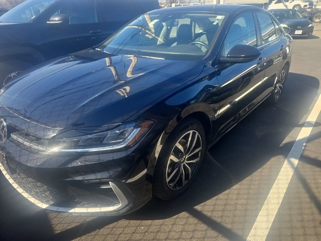 Used 2025 Volkswagen Jetta SE image 1