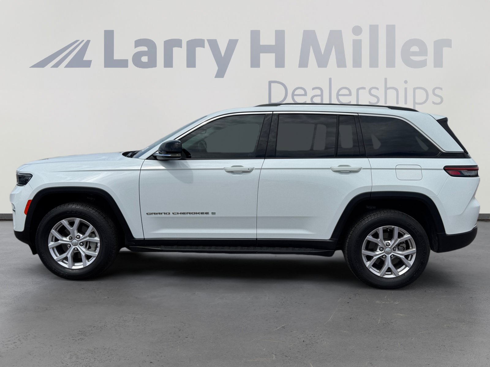 Used 2022 Jeep Grand Cherokee Limited AWD/4WD image 2