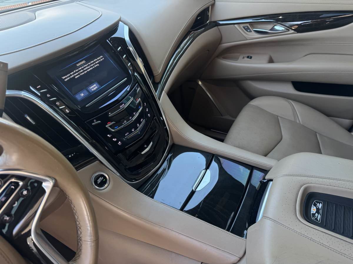Used 2020 Cadillac Escalade ESV Platinum w/ Escalade Sport Edition image 17
