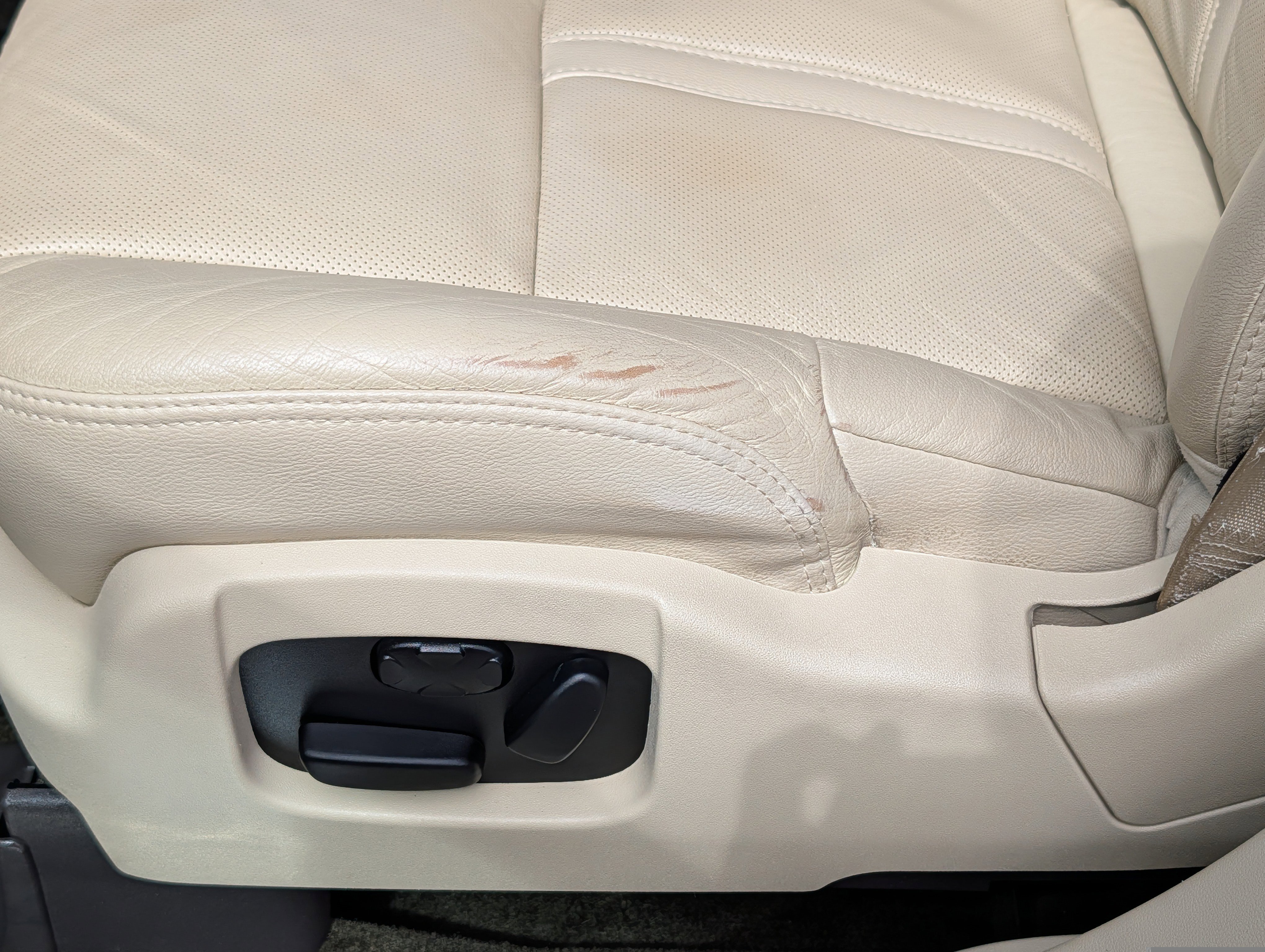 Used 2018 Lincoln MKT AWD image 11