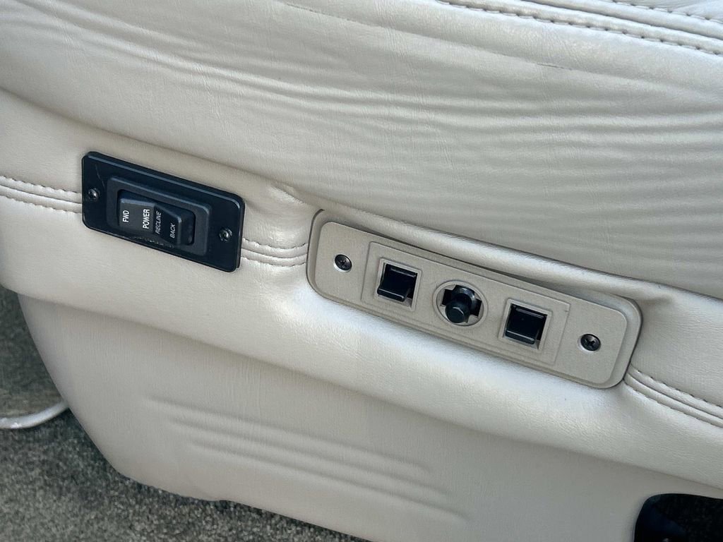 Used 2014 GMC Savana 1500 image 25