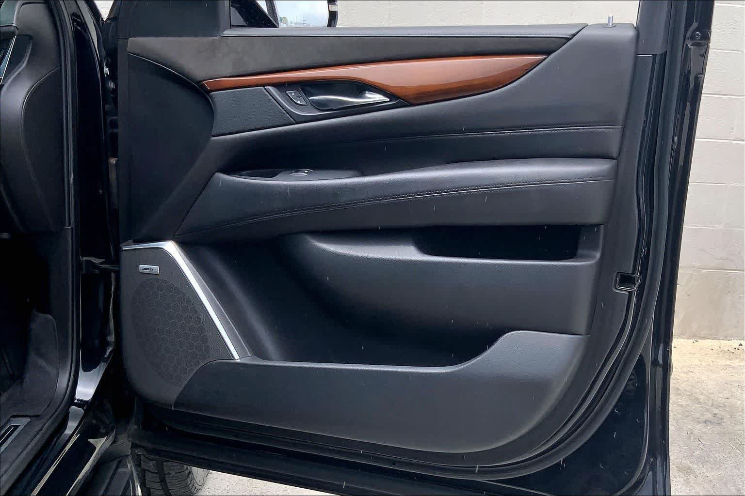 Used 2019 Cadillac Escalade ESV Luxury AWD/4WD image 28