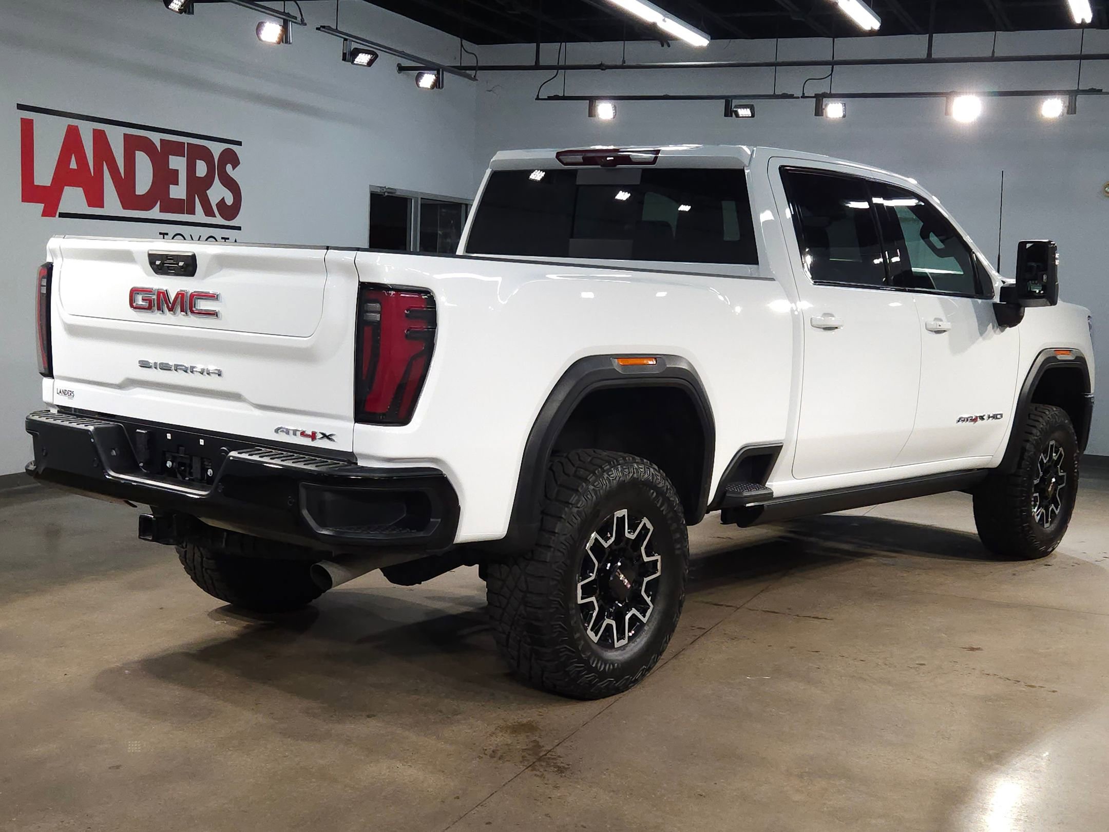 Used 2025 GMC Sierra 2500 AT4X image 7
