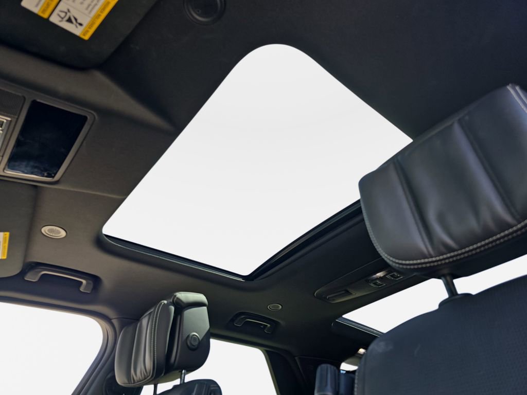 Used 2025 Land Rover Discovery Dynamic SE image 32