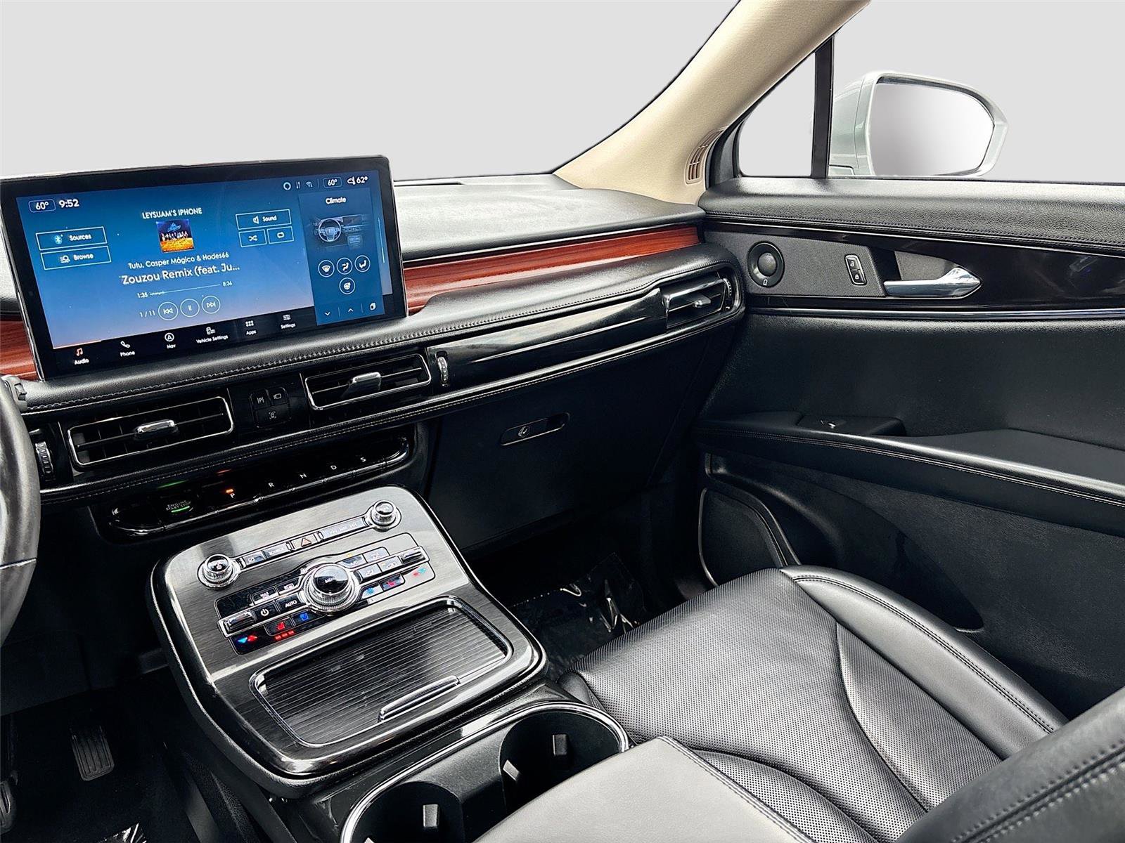 Used 2022 Lincoln Nautilus Reserve w/ Luxury Package image 25