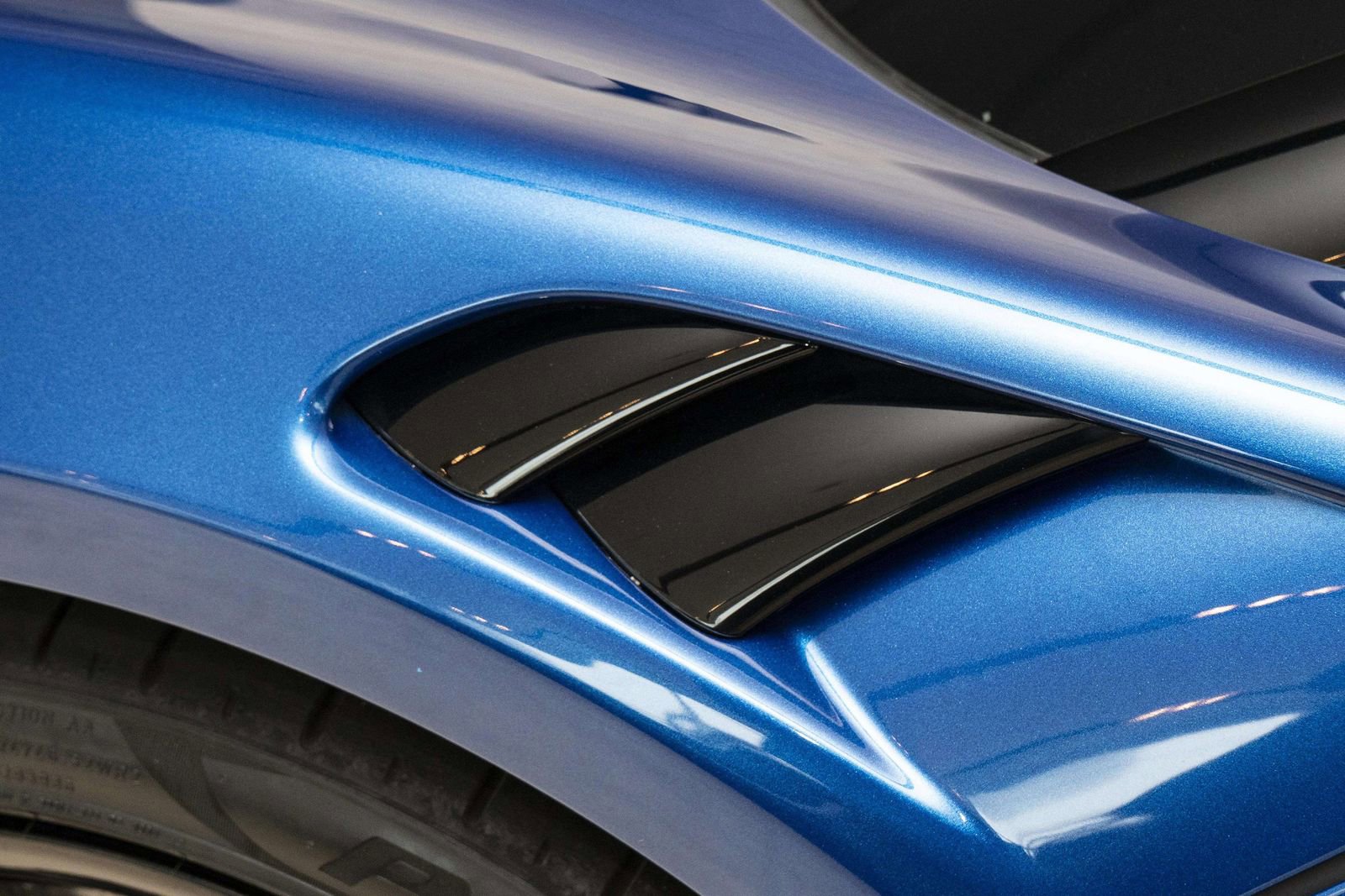 Used 2023 McLaren Artura RWD image 10