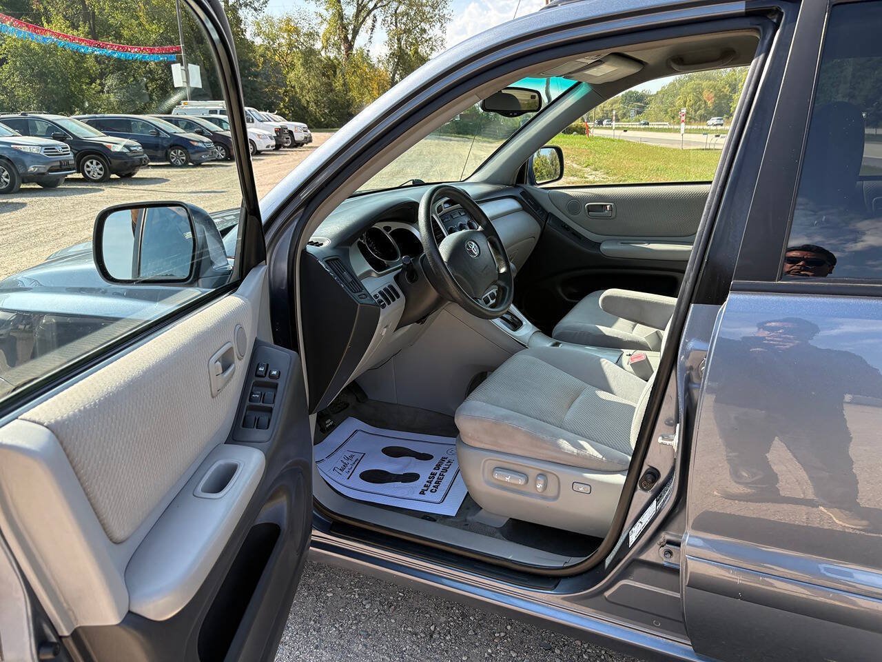 Used 2004 Toyota Highlander 2WD V6 w/ Appearance Pkg image 9