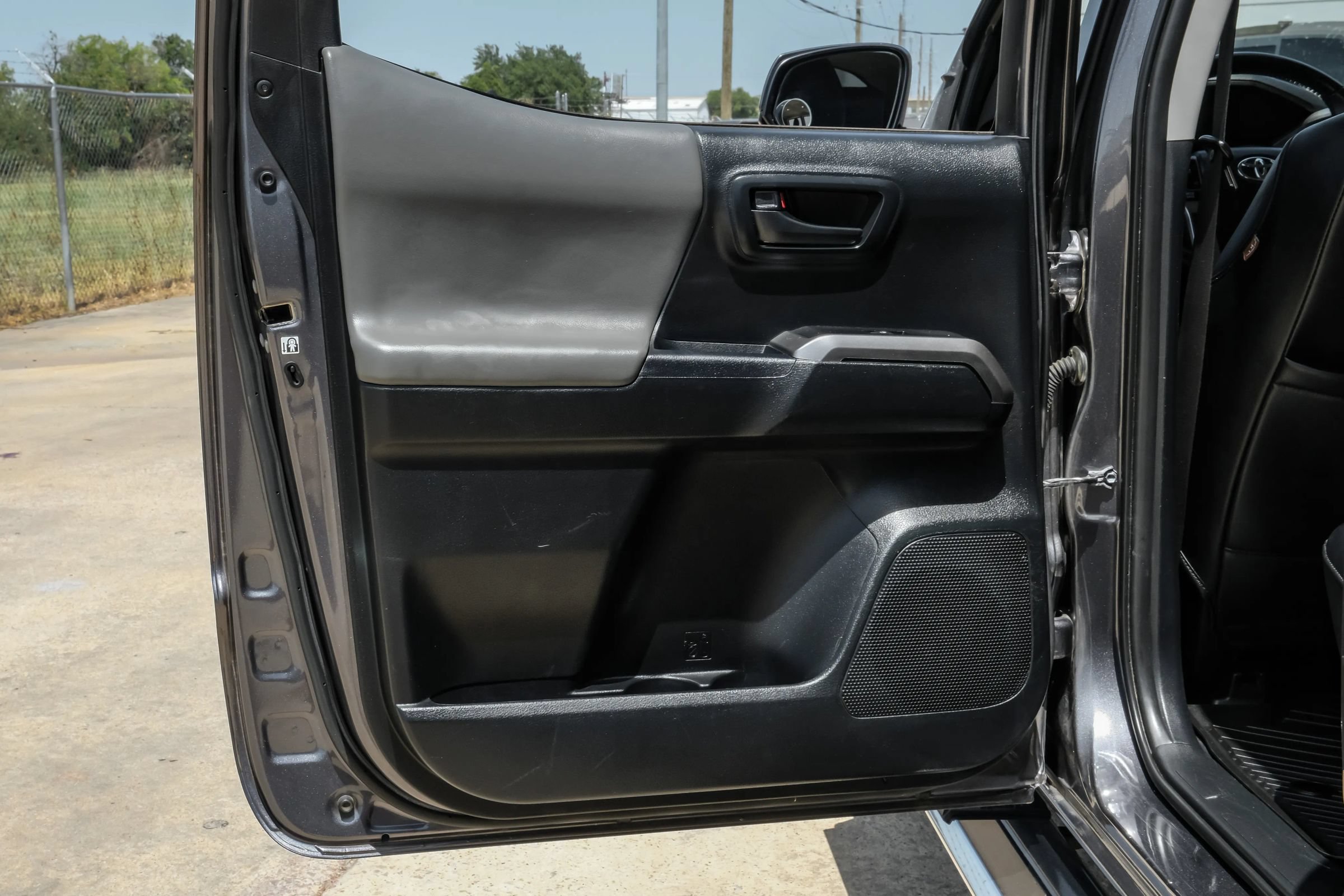 Used 2017 Toyota Tacoma SR5 RWD image 38