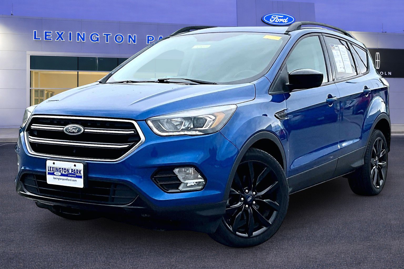 Used 2017 Ford Escape SE w/ SE Sport Appearance Package FWD image 3