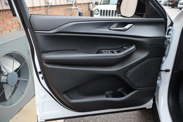 New 2025 Jeep Grand Cherokee Altitude image 8