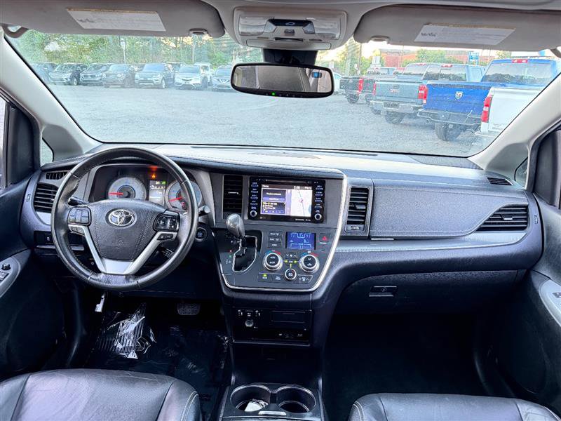 Used 2018 Toyota Sienna SE Premium w/ Carpet Mat Package FWD image 25