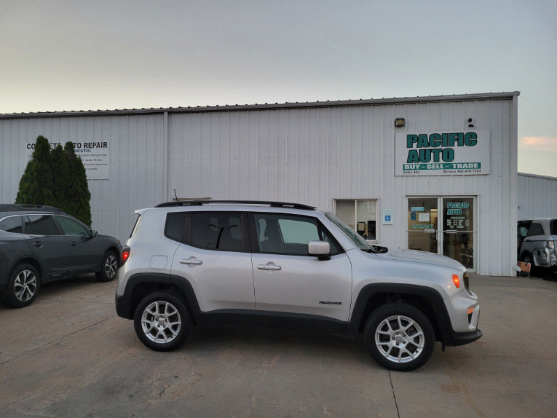 Used 2019 Jeep Renegade Latitude w/ Cold Weather Group AWD/4WD image 9